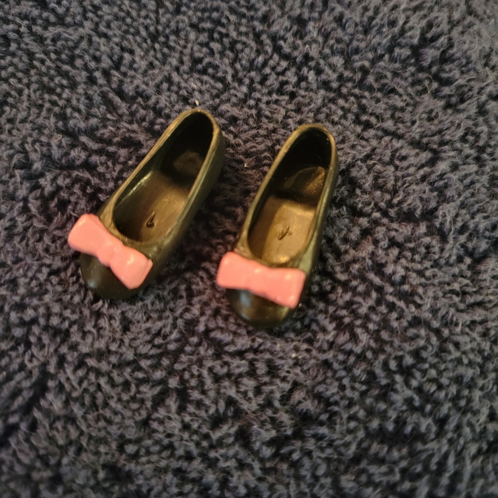 Blythe slip on black shoes with pink bow